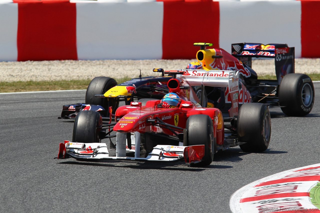 Alonso por delante de un Red Bull en España