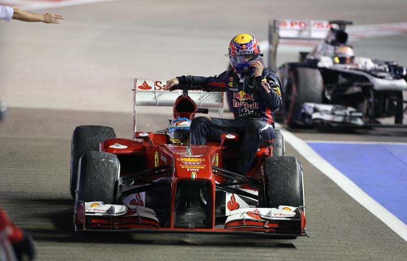 Alonso en Singapur ayudando a Webber a llegar a boxes
